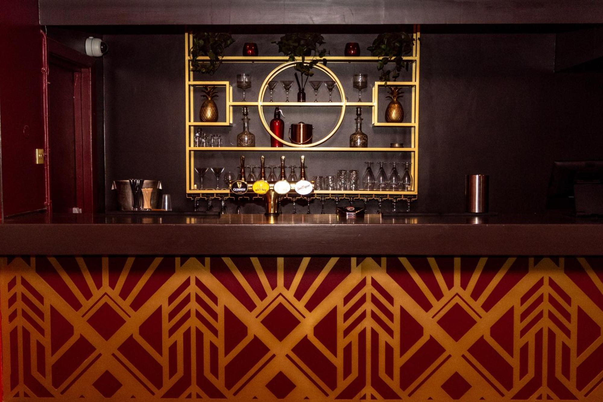 The Lansdowne, Истбурн